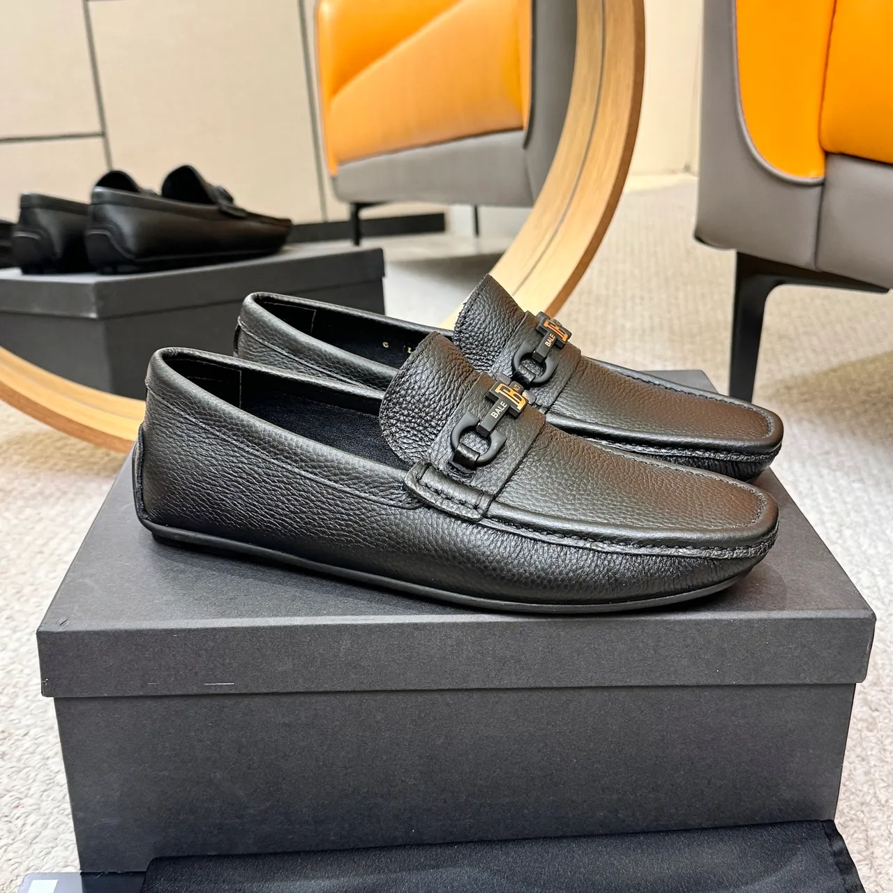 Balmain B-Court جلد مقشر أسود وذهبي بوكل معدني بحصان لافر 3
