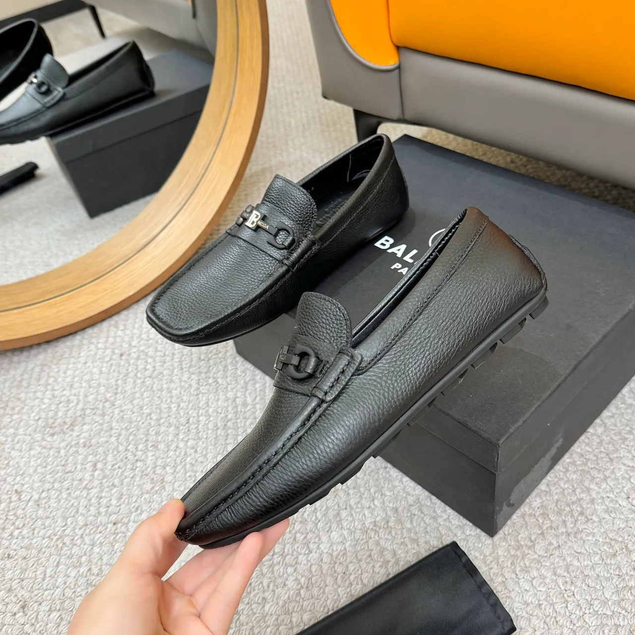 Balmain B-Court جلد مقشر أسود وذهبي بوكل معدني بحصان لافر 4