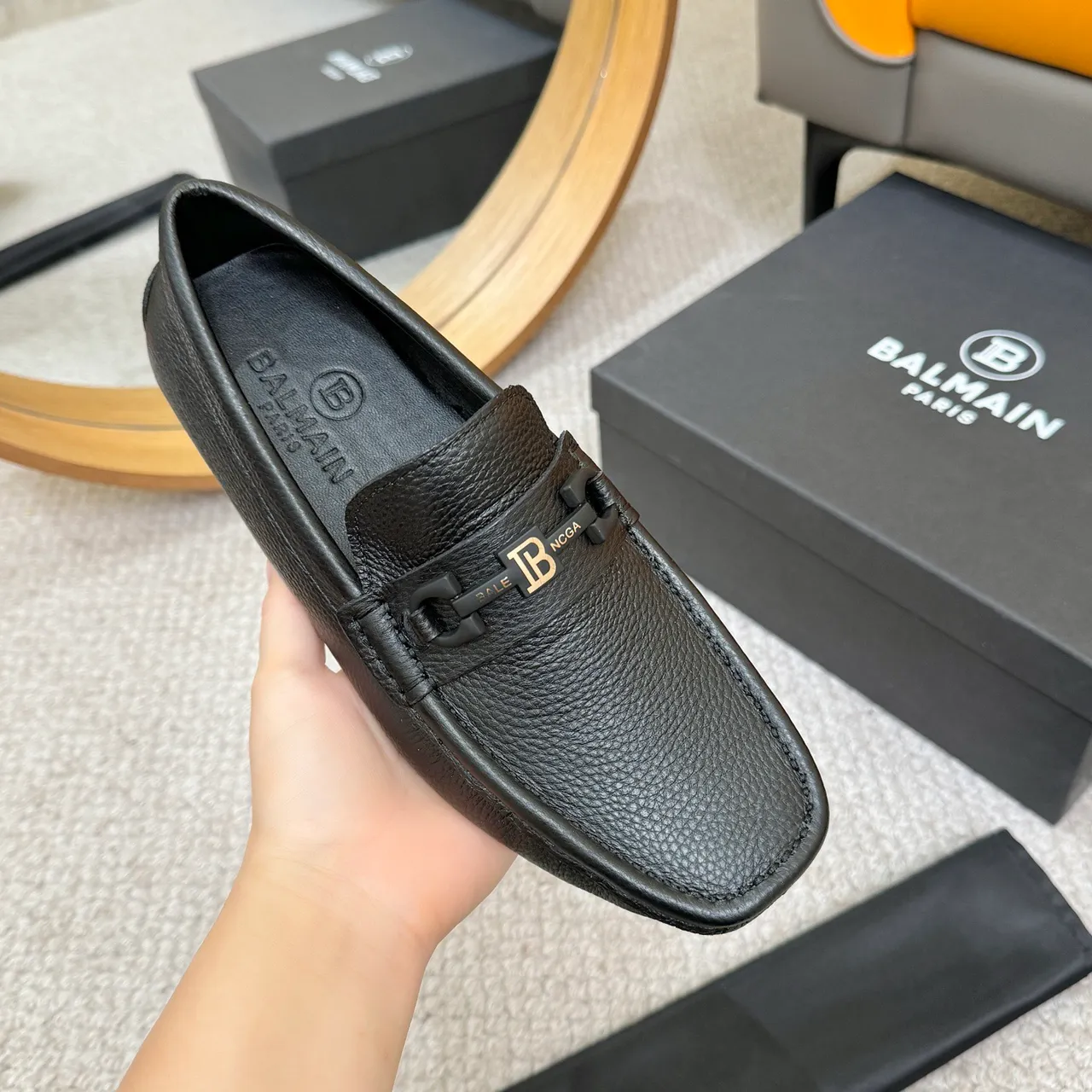 Balmain B-Court جلد مقشر أسود وذهبي بوكل معدني بحصان لافر 5