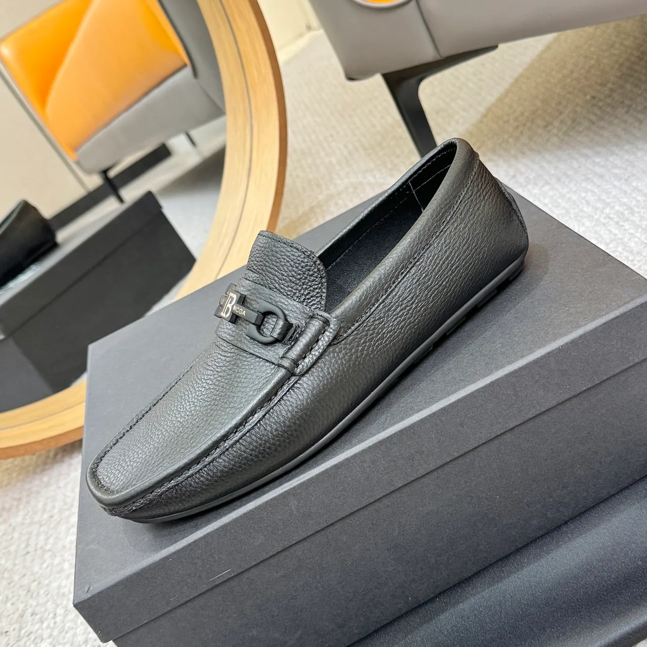 Balmain B-Court جلد مقشر أسود وذهبي بوكل معدني بحصان لافر 6