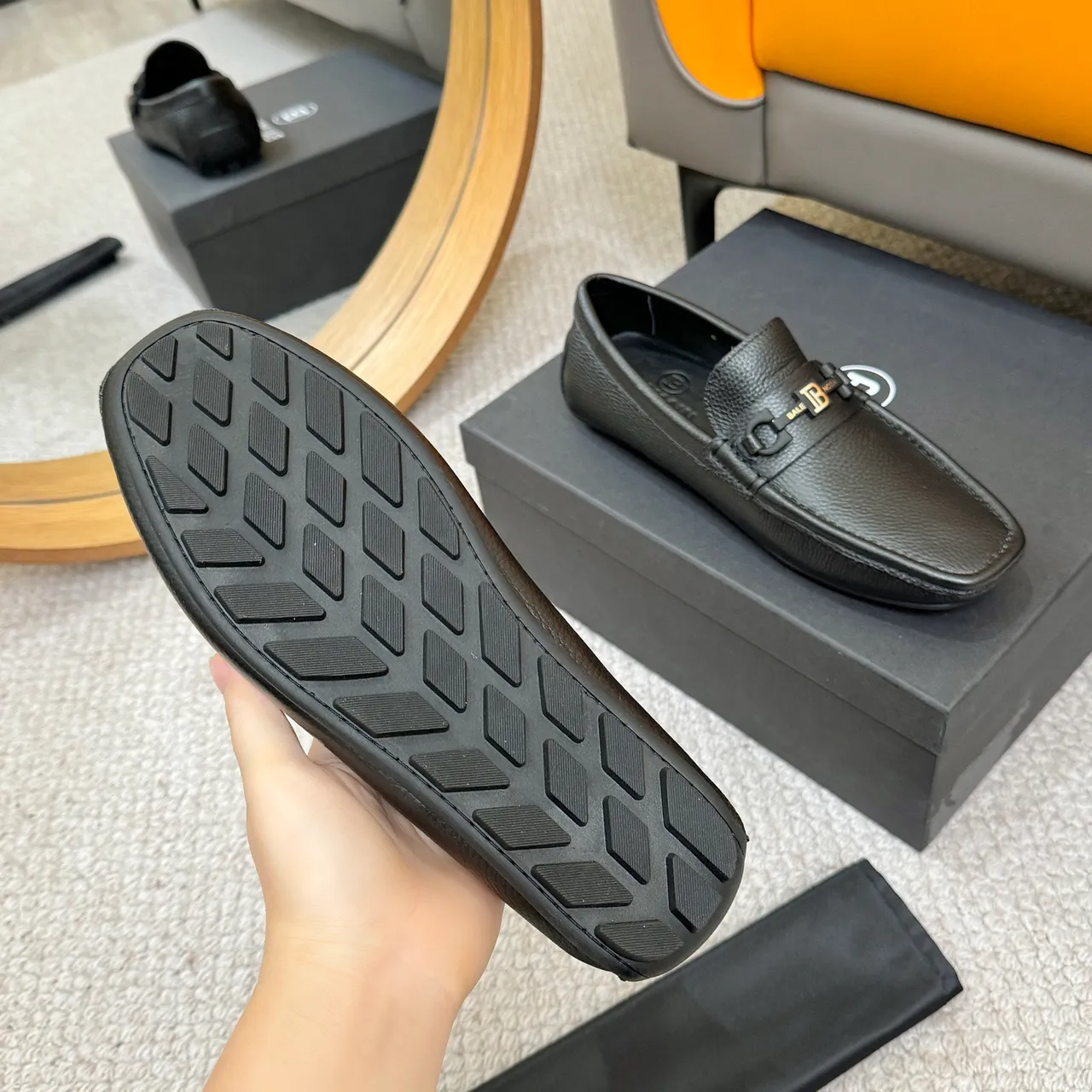 Balmain B-Court جلد مقشر أسود وذهبي بوكل معدني بحصان لافر 7