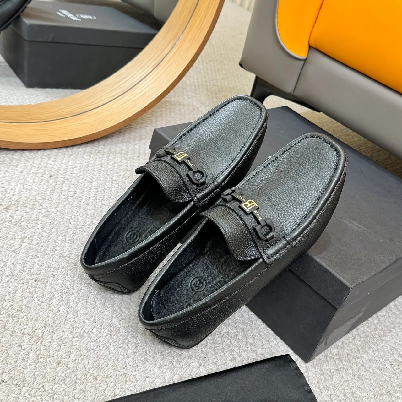 Balmain B-Court جلد مقشر أسود وذهبي بوكل معدني بحصان لافر 8