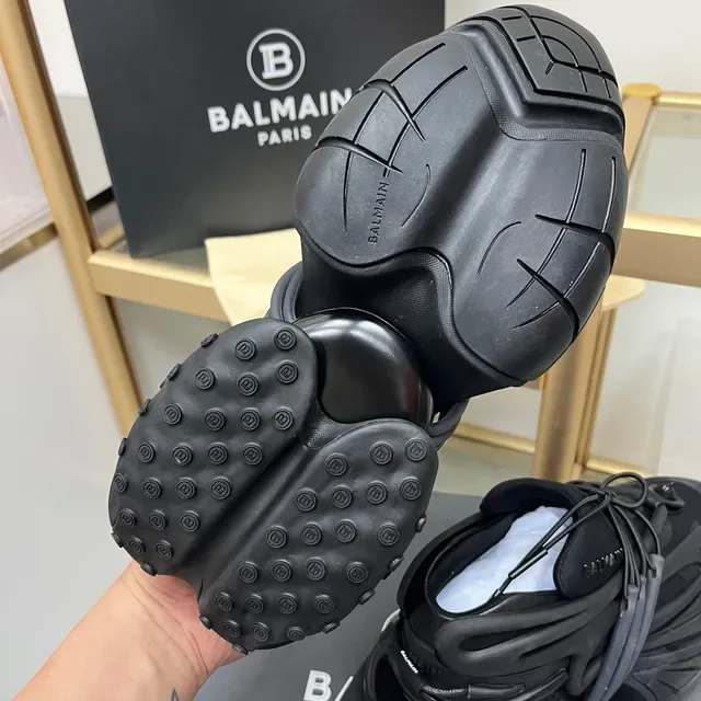 Balmain Sneakers Negros Monocromáticos Escultidos Suela Escalonada Gruesa 2