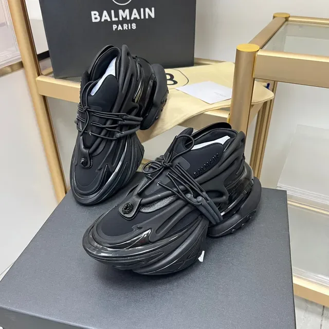 Balmain Sneakers Negros Monocromáticos Escultidos Suela Escalonada Gruesa 4