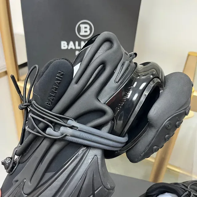 Balmain Sneakers Negros Monocromáticos Escultidos Suela Escalonada Gruesa 5