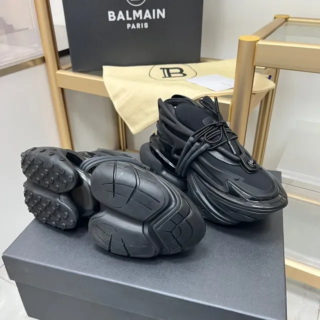 Balmain Sneakers Negros Monocromáticos Escultidos Suela Escalonada Gruesa 6