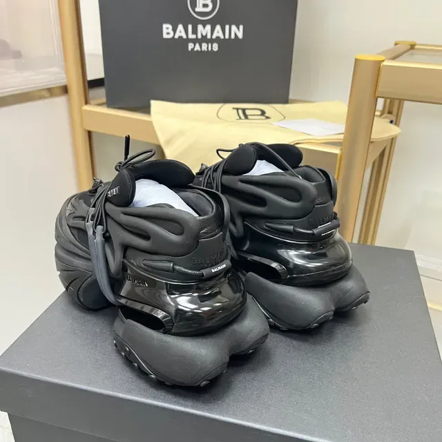 Balmain Sneakers Negros Monocromáticos Escultidos Suela Escalonada Gruesa 8