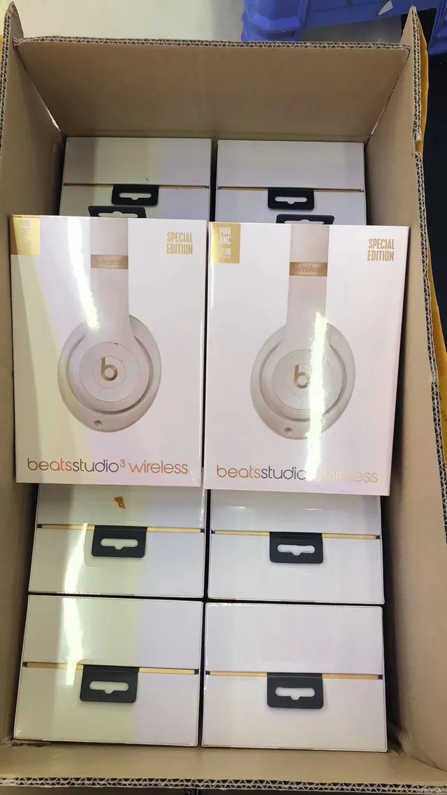 Beats Studio3 Wireless Over-Ear Headphones 2