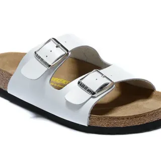 Birkenstock Arizona सफेद दो पट्टियों वाली आरामदायक सैंडल