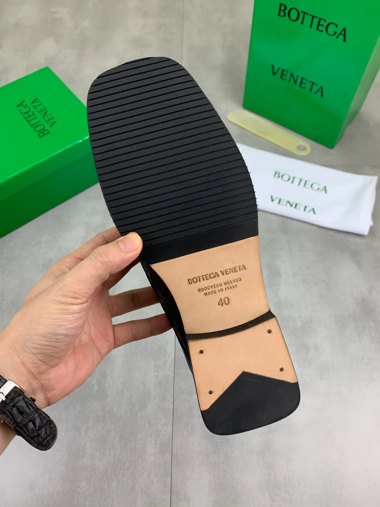 Bottega Veneta Sapatos Oxford Quarters Couro Liso Preto Intrecciato Tecido na Ponta 3