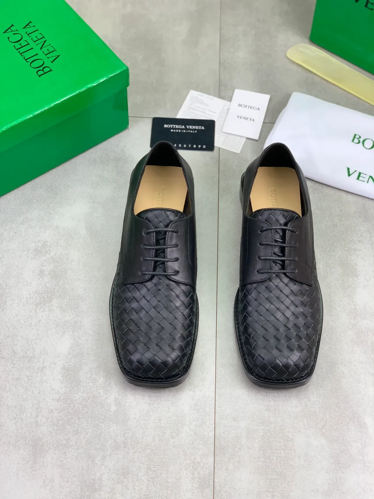 Bottega Veneta Sapatos Oxford Quarters Couro Liso Preto Intrecciato Tecido na Ponta 4