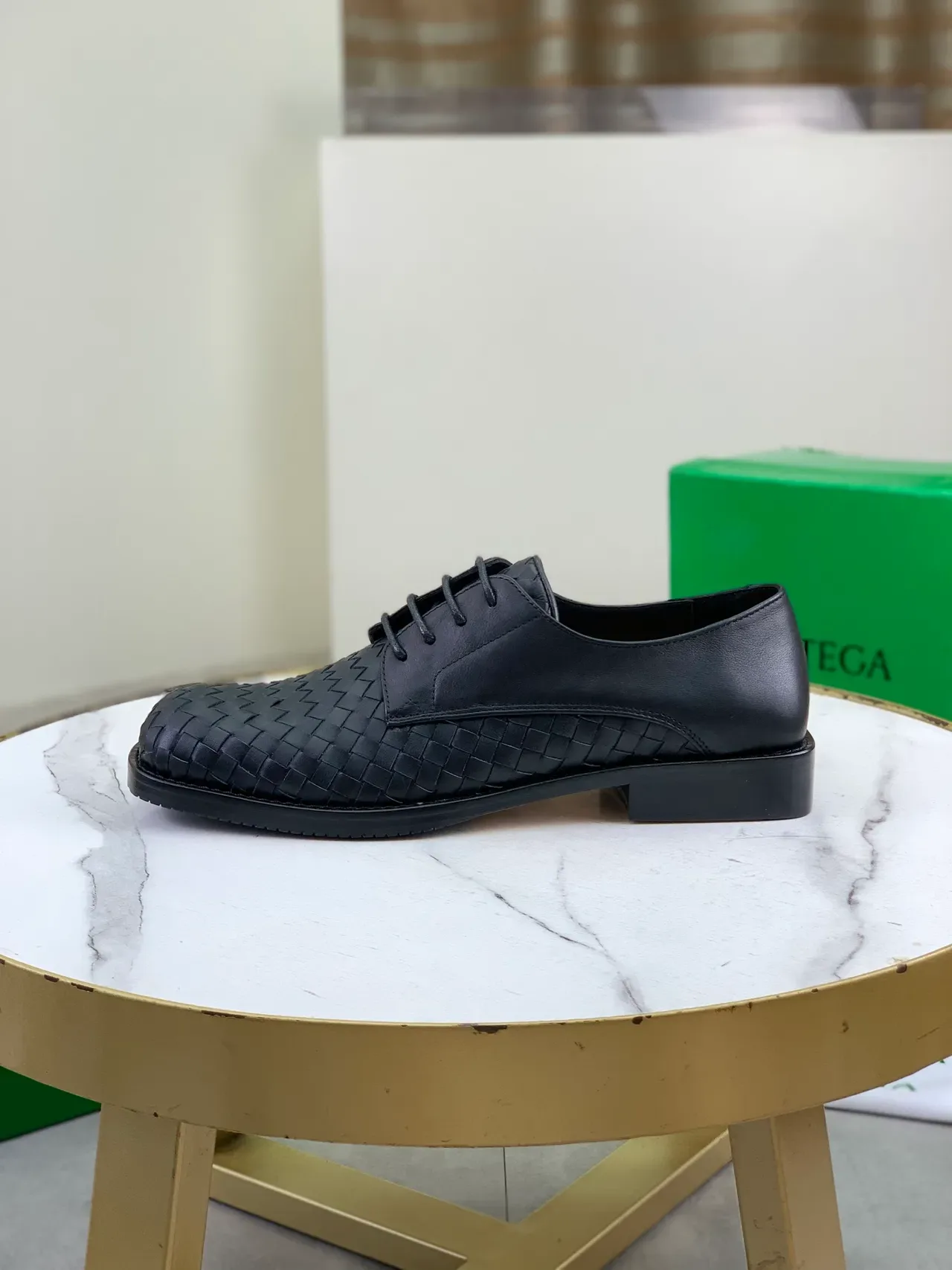 Bottega Veneta Sapatos Oxford Quarters Couro Liso Preto Intrecciato Tecido na Ponta 5