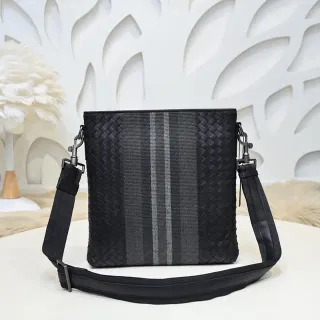 Bottega Veneta Cassette Bolsa cruzada preta cinza listrada de tecido