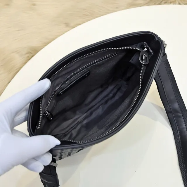 Bottega Veneta Cassette Bolsa cruzada negra gris a rayas de tejido 2