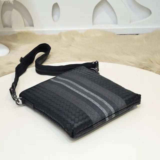 Bottega Veneta Cassette Bolsa cruzada negra gris a rayas de tejido 3