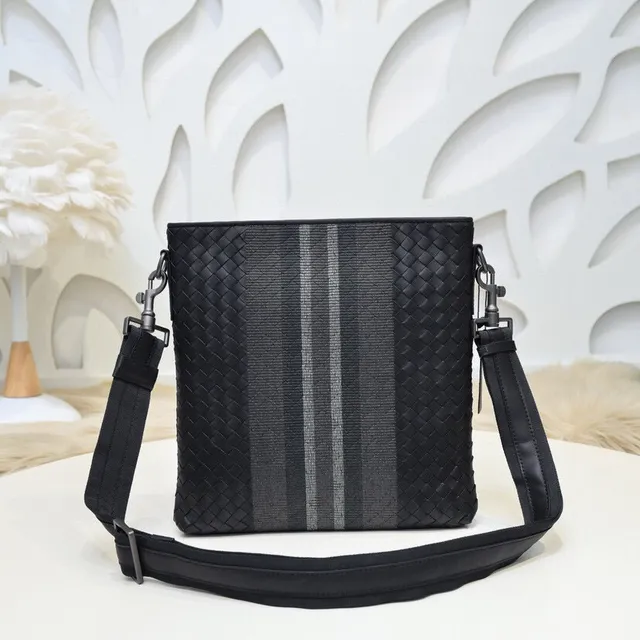 Bottega Veneta Cassette Bolsa cruzada negra gris a rayas de tejido 6