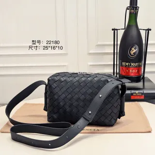 Bottega Veneta The Mini Pouch Black Intrecciato बुनी हुई चमड़ा मैसेंजर बैग
