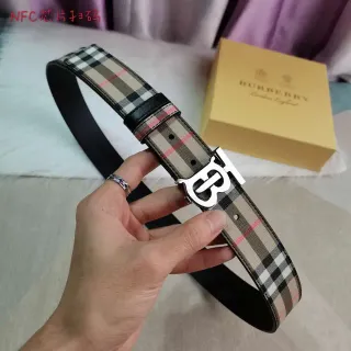 Burberry Cinto de couro bege preto padrão xadrez canvas monograma TB fivela