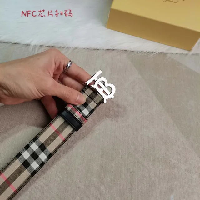 Burberry Ceinture en cuir beige noir motif à carreaux toile monogramme TB boucle 2