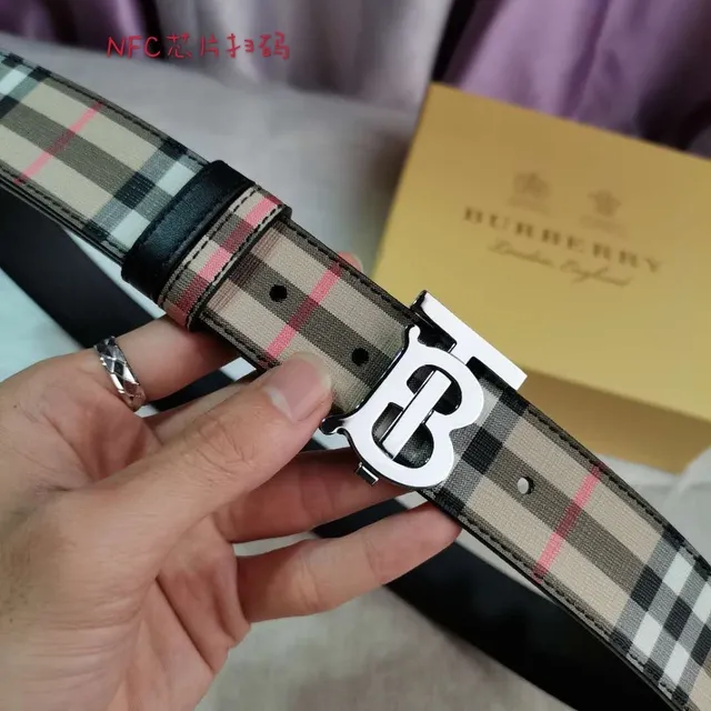 Burberry Ceinture en cuir beige noir motif à carreaux toile monogramme TB boucle 3
