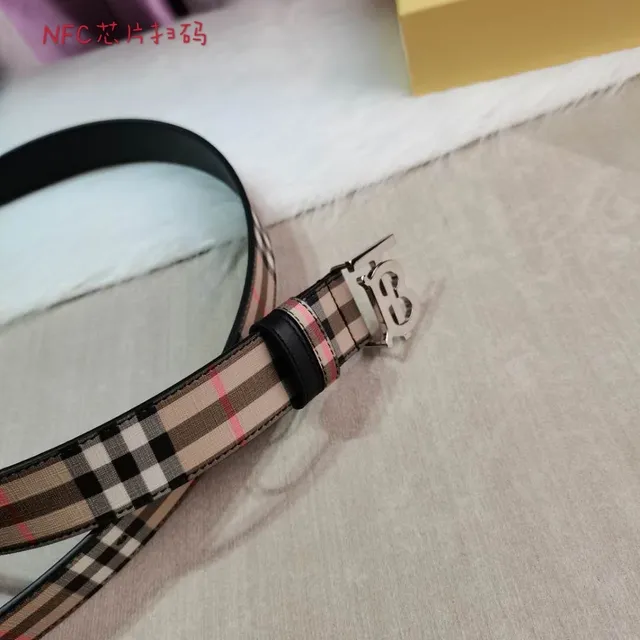 Burberry Ceinture en cuir beige noir motif à carreaux toile monogramme TB boucle 4