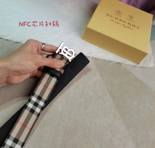 Burberry Ceinture en cuir beige noir motif à carreaux toile monogramme TB boucle 7