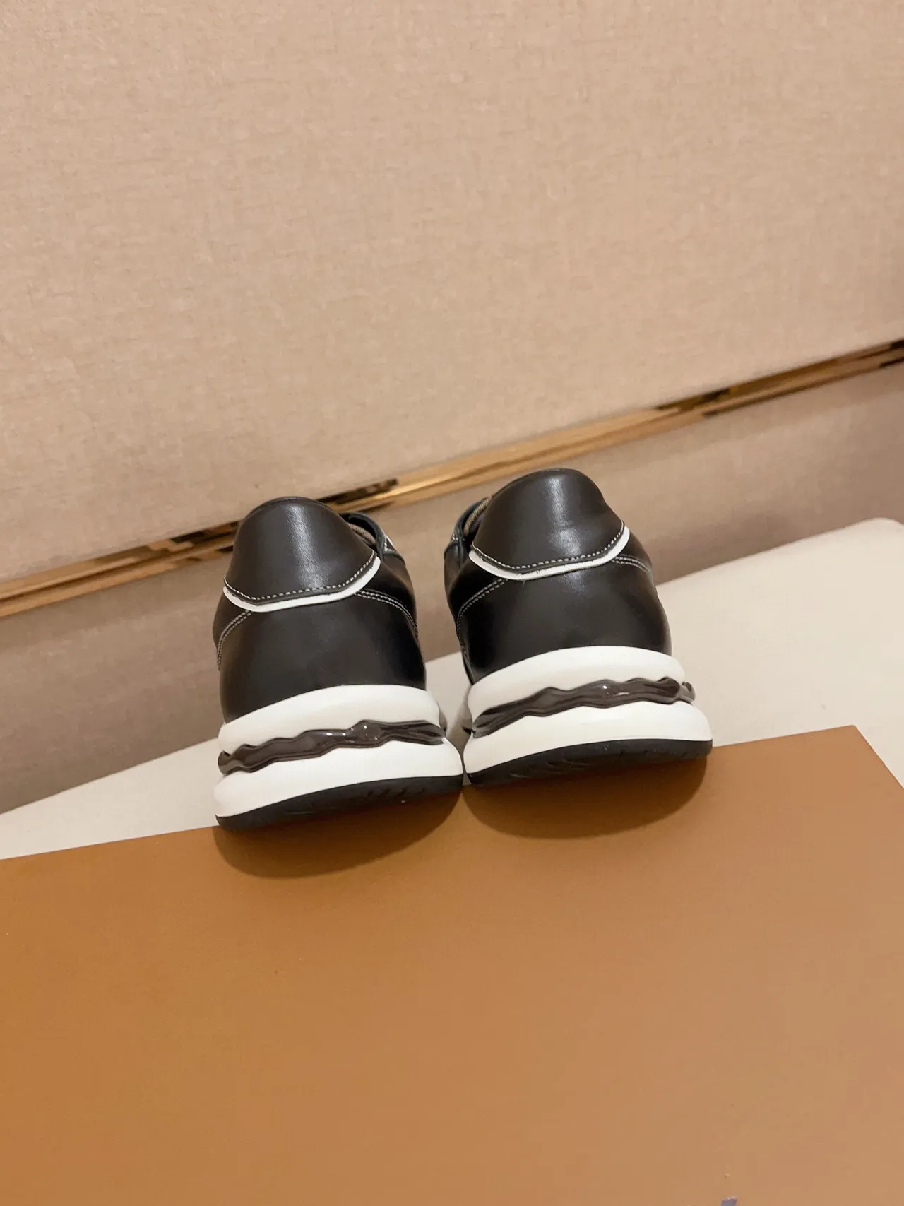 Burberry Negro Beige Cuero Y Panel De Casa Check Emblema Caballero Ecuestre Dorado Zapatillas Estilo De Vida 3