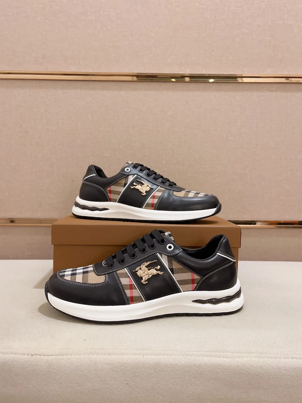 Burberry Negro Beige Cuero Y Panel De Casa Check Emblema Caballero Ecuestre Dorado Zapatillas Estilo De Vida 4