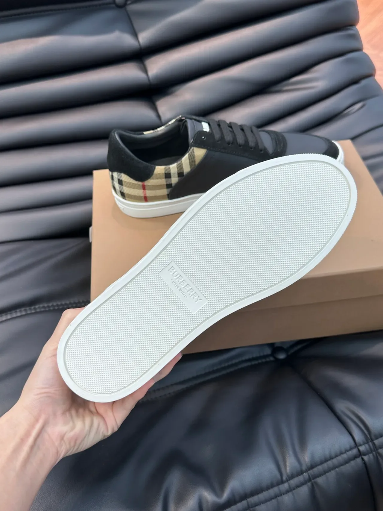 Burberry Sneakers Lifestyle Negro y Beige Low-Top con Acento en Panel a Cuadros 2