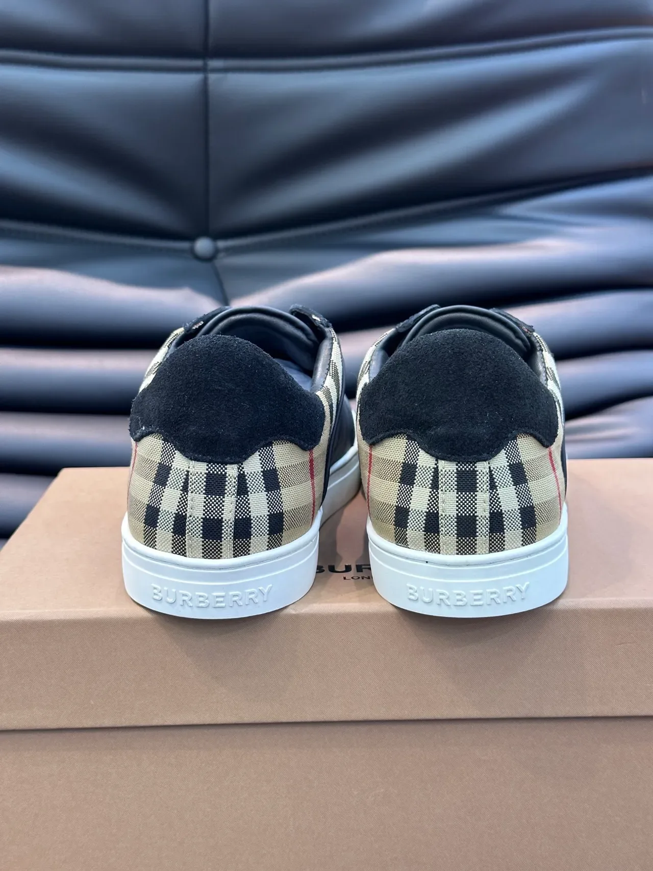 Burberry Sneakers Lifestyle Negro y Beige Low-Top con Acento en Panel a Cuadros 3