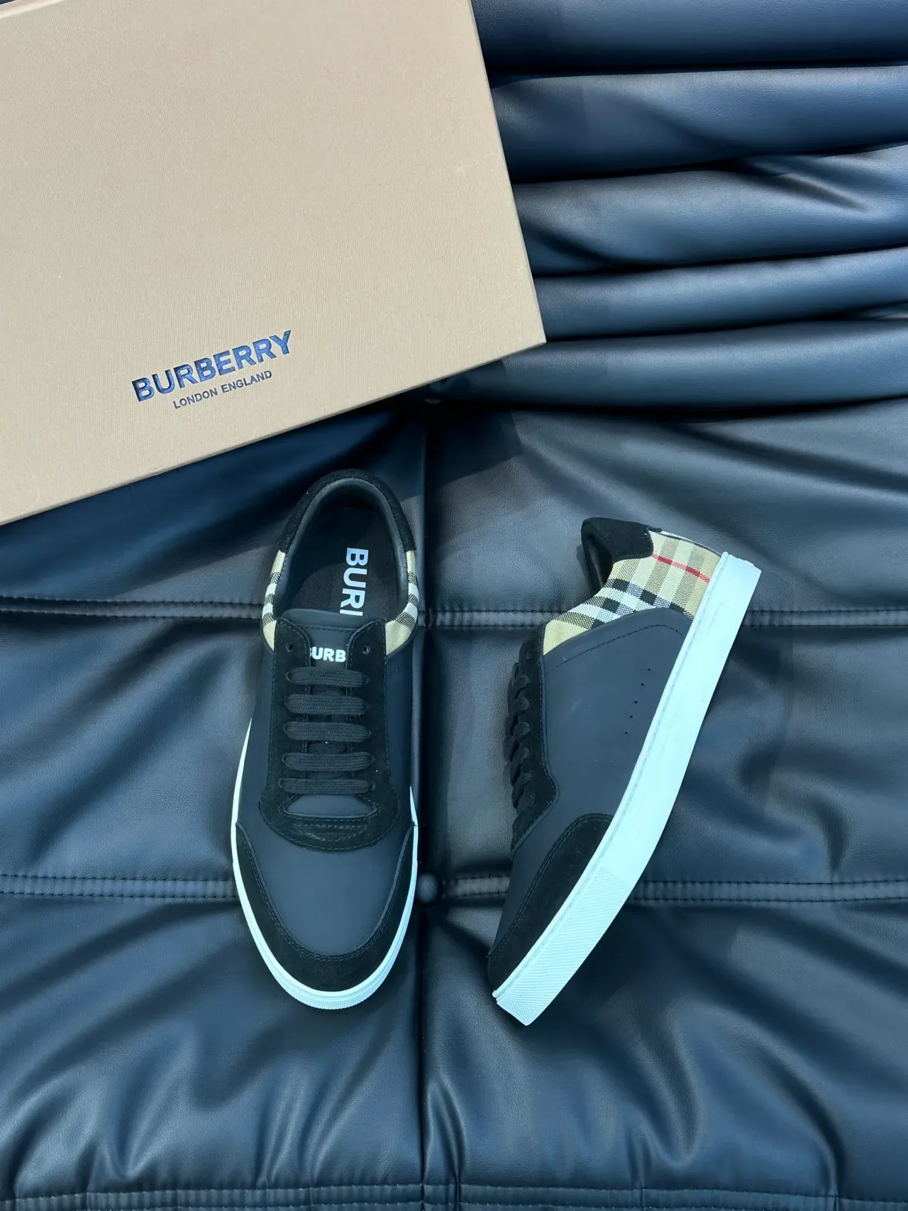 Burberry Sneakers Lifestyle Negro y Beige Low-Top con Acento en Panel a Cuadros 4