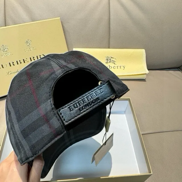 Burberry Patrón a cuadros Negro Gris Rojo Gorra de Béisbol 3