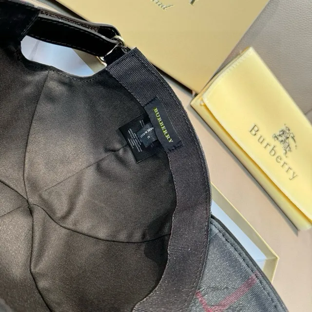 Burberry Patrón a cuadros Negro Gris Rojo Gorra de Béisbol 4