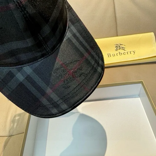 Burberry Patrón a cuadros Negro Gris Rojo Gorra de Béisbol 5