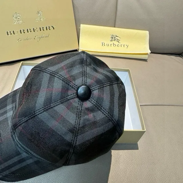 Burberry Patrón a cuadros Negro Gris Rojo Gorra de Béisbol 6