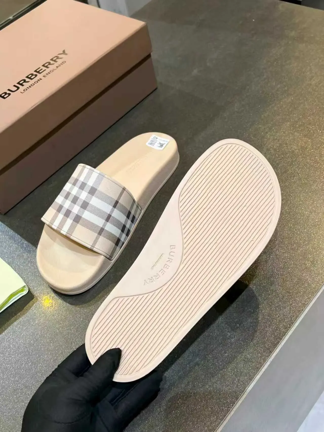 Burberry 米色格纹凉拖鞋 2