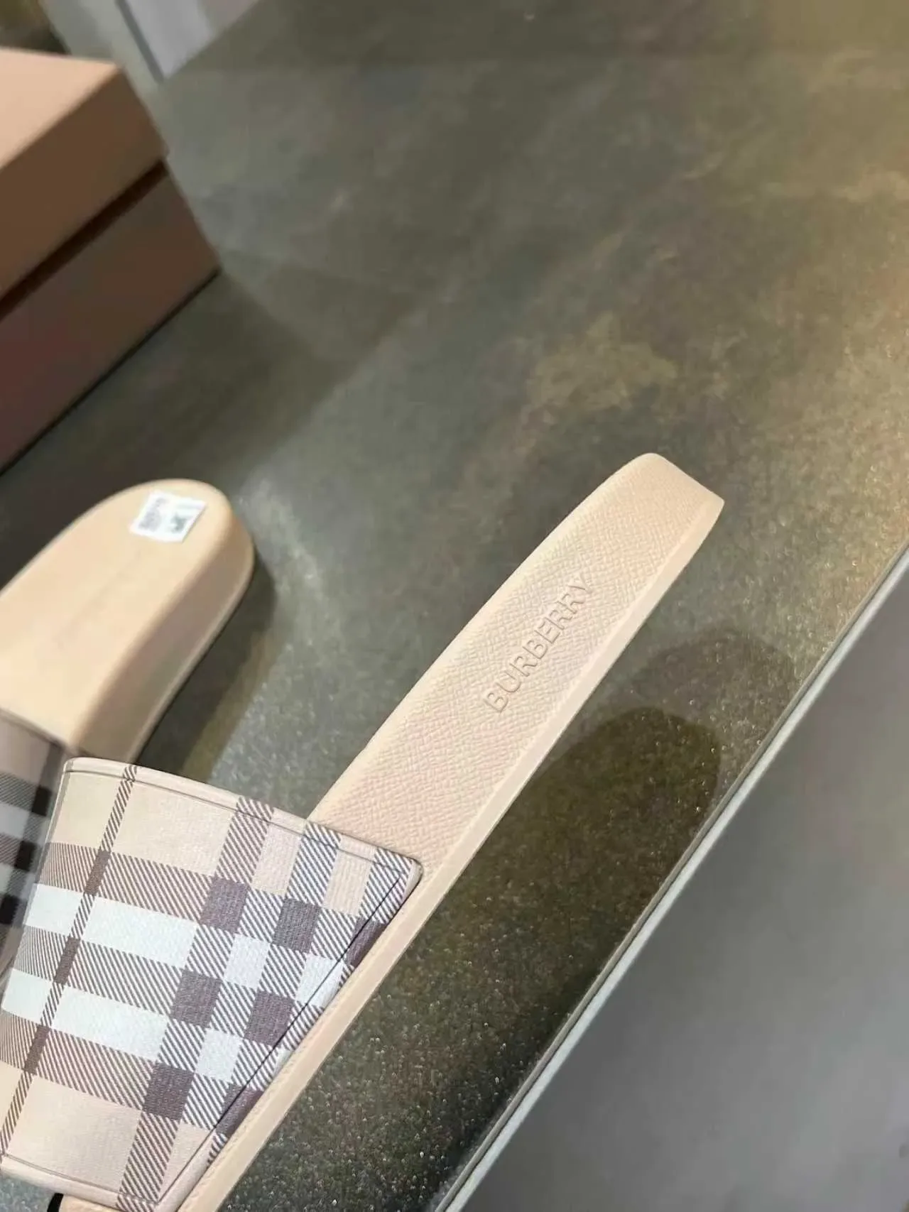 Burberry 米色格纹凉拖鞋 3