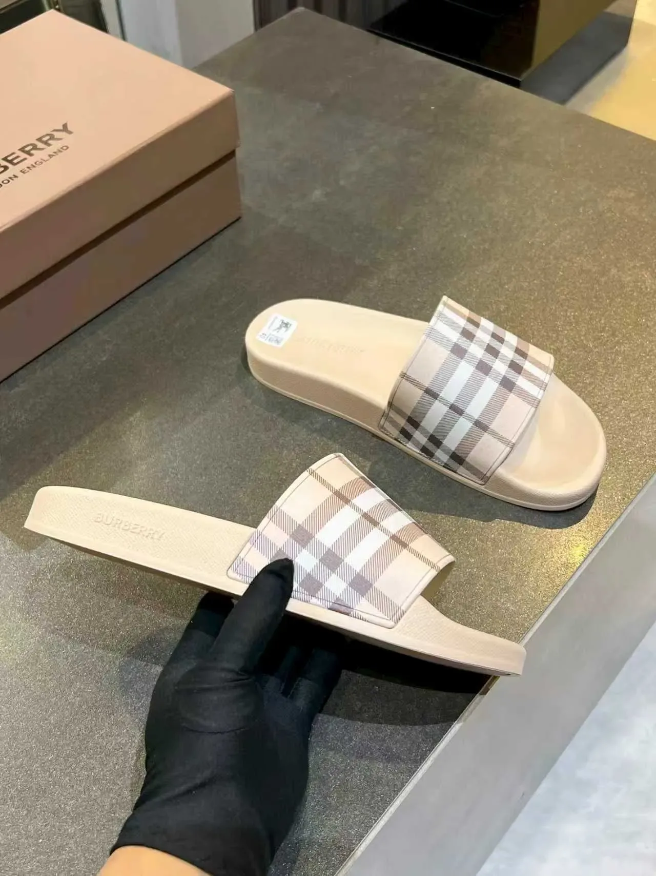 Burberry 米色格纹凉拖鞋 4