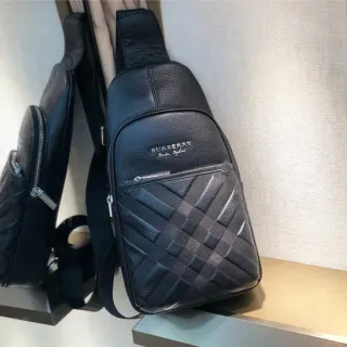 Burberry Knight काला क्विल्टेड चमड़ा मेसेंजर बैग