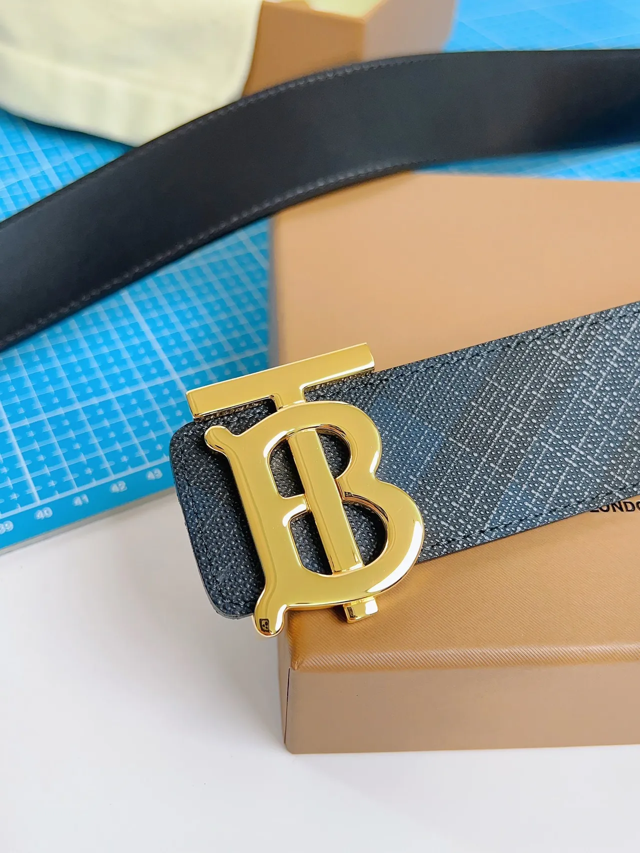 Burberry Knight Gold TB Monogram Navy Cinturón de cuero 6