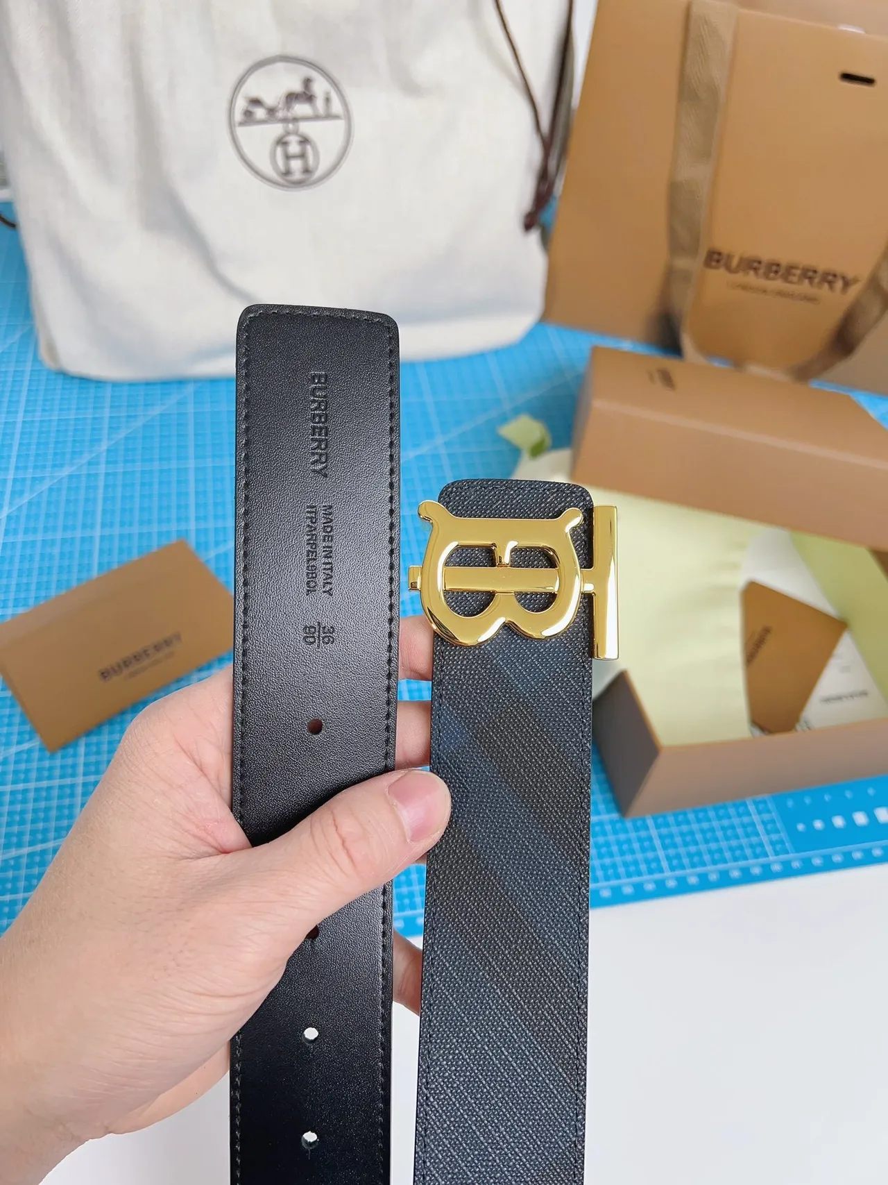 Burberry Knight Gold TB Monogram Navy Cinturón de cuero 9