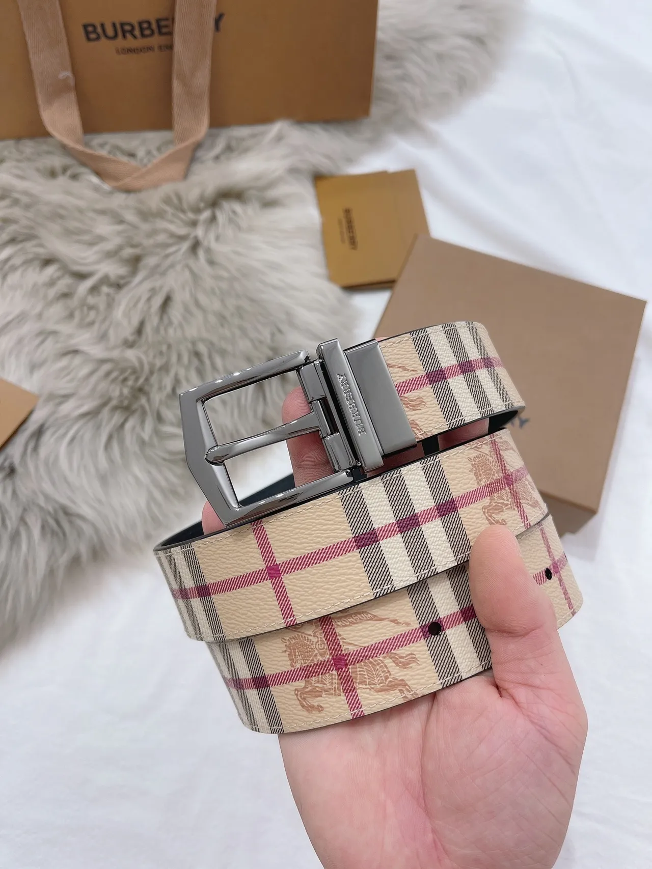 Burberry Knight Haymarket Check বেইজ এবং কালো চামড়ার বেল্ট 2