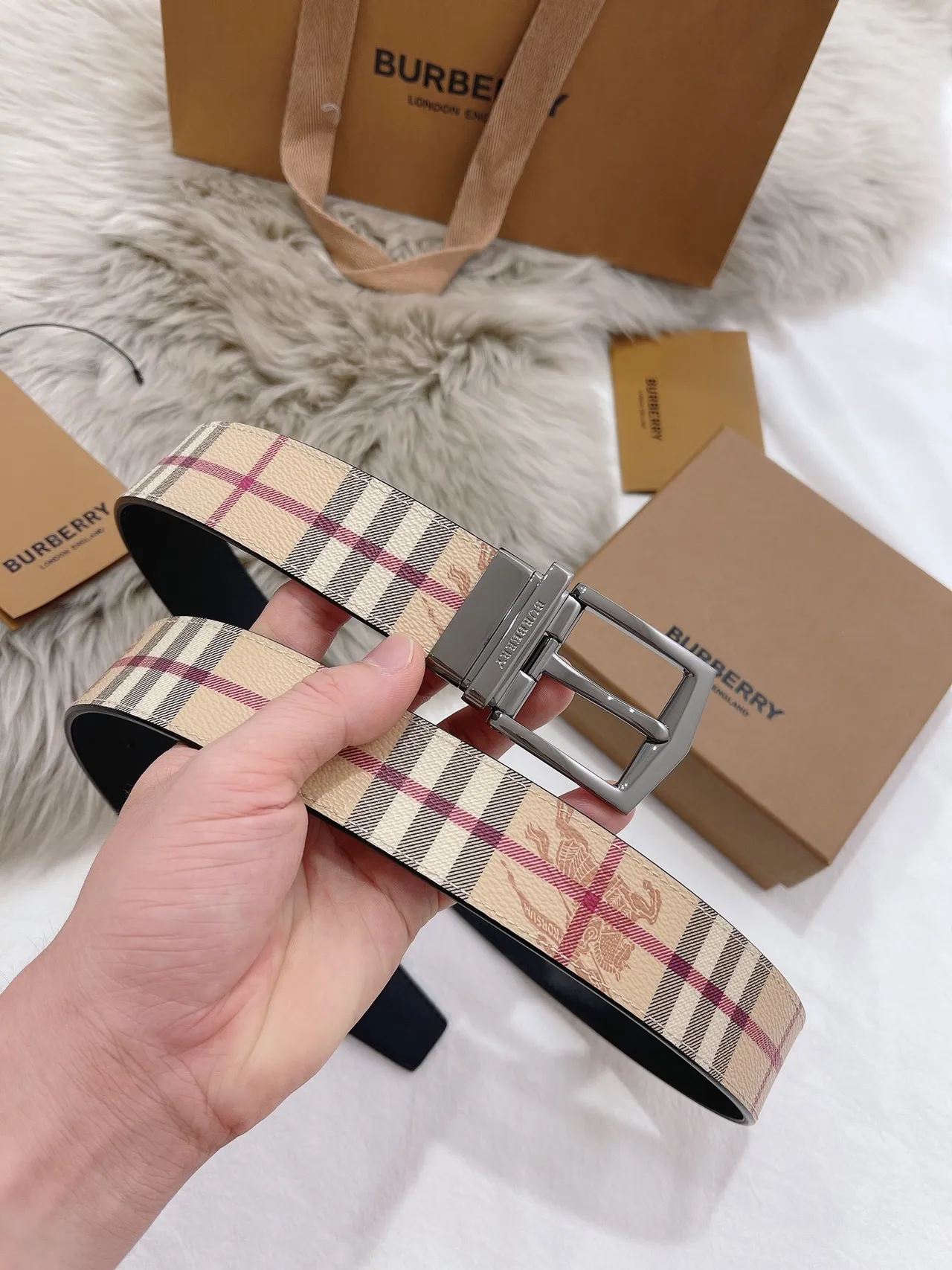 Burberry Knight Haymarket Check বেইজ এবং কালো চামড়ার বেল্ট 3