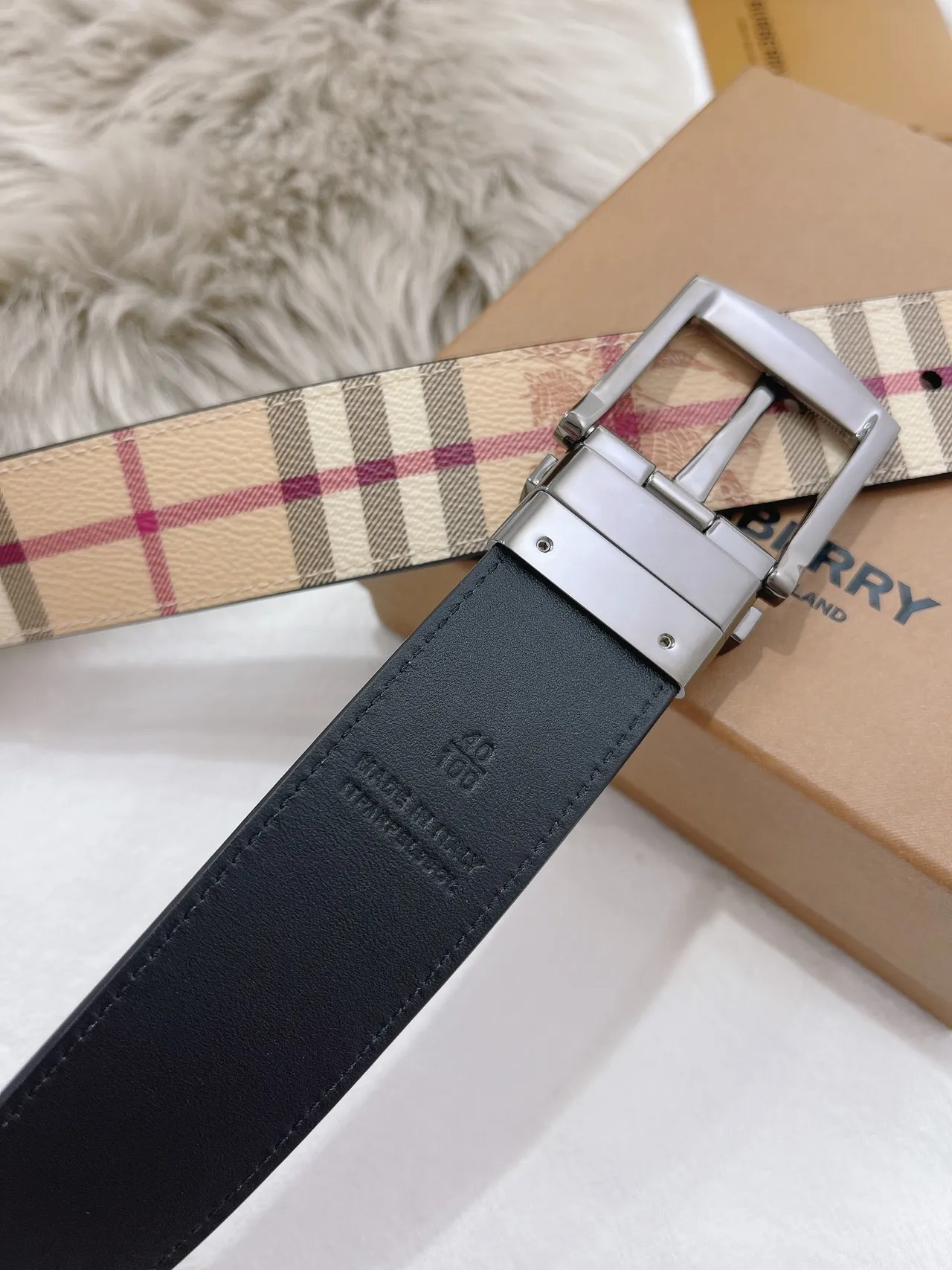 Burberry Knight Haymarket Check বেইজ এবং কালো চামড়ার বেল্ট 4