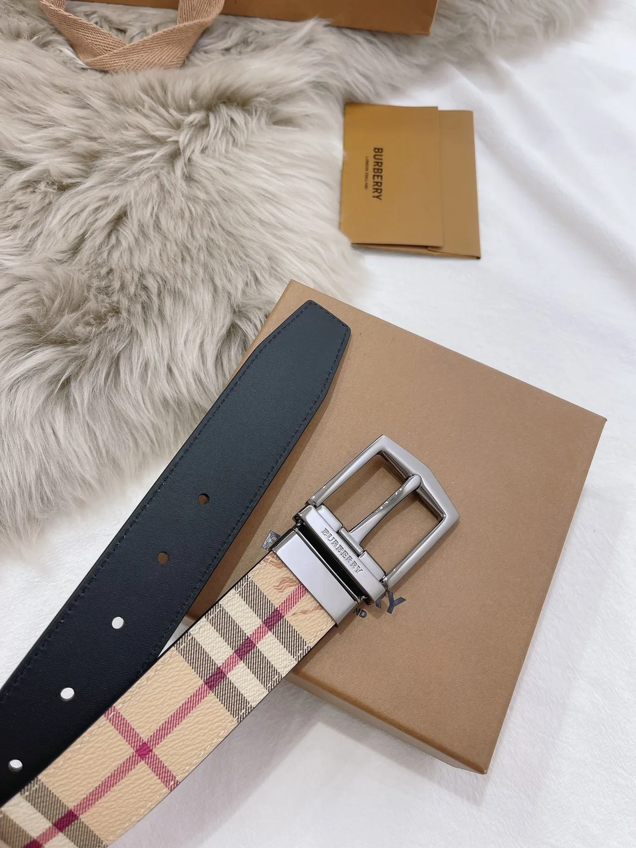 Burberry Knight Haymarket Check বেইজ এবং কালো চামড়ার বেল্ট 5