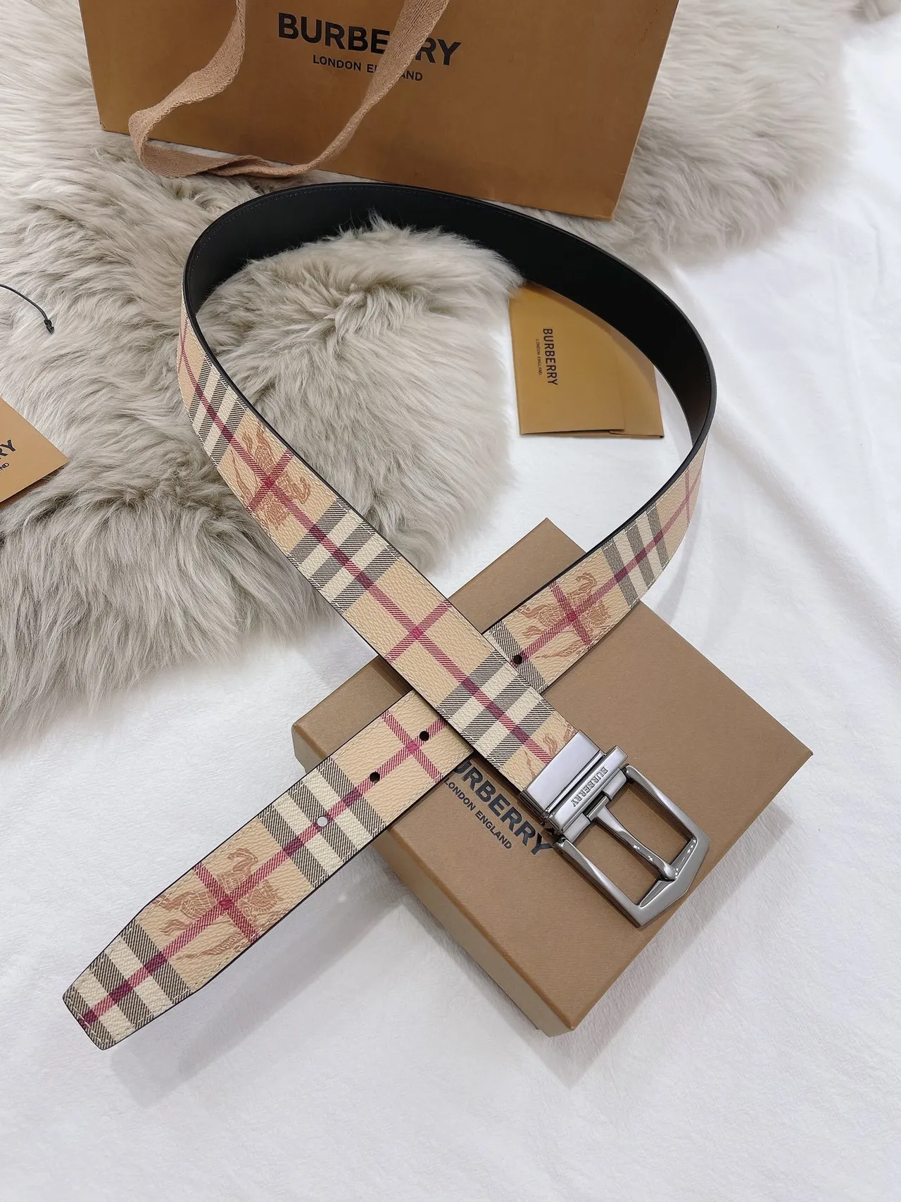 Burberry Knight Haymarket Check বেইজ এবং কালো চামড়ার বেল্ট 6