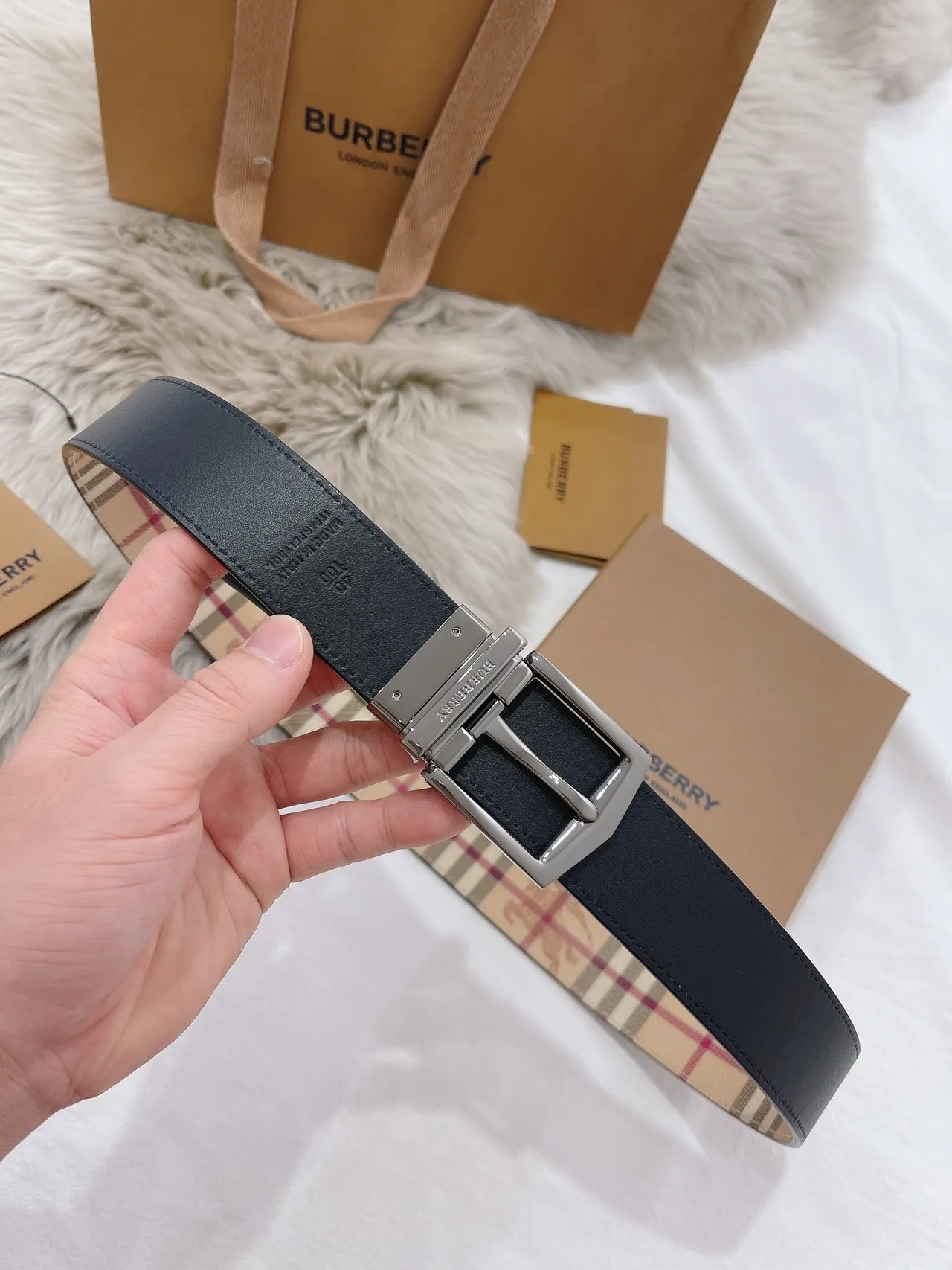 Burberry Knight Haymarket Check বেইজ এবং কালো চামড়ার বেল্ট 7