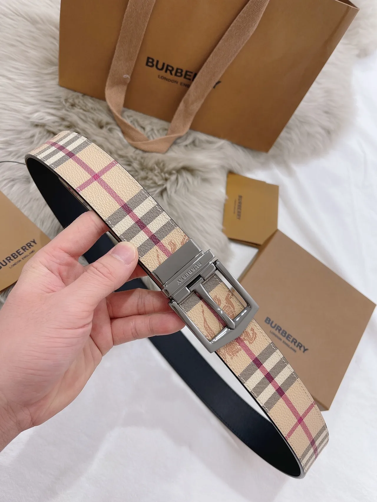 Burberry Knight Haymarket Check বেইজ এবং কালো চামড়ার বেল্ট 8