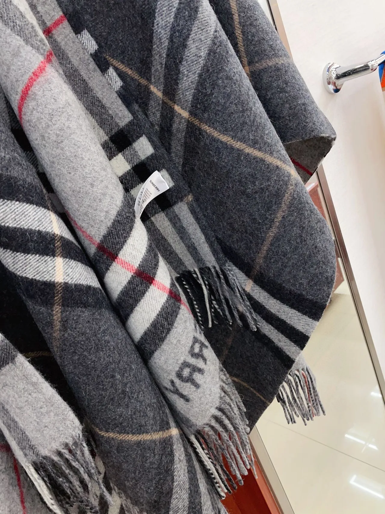 Burberry Logo Check Cachecol de Cashmere Cinza Carvão 7