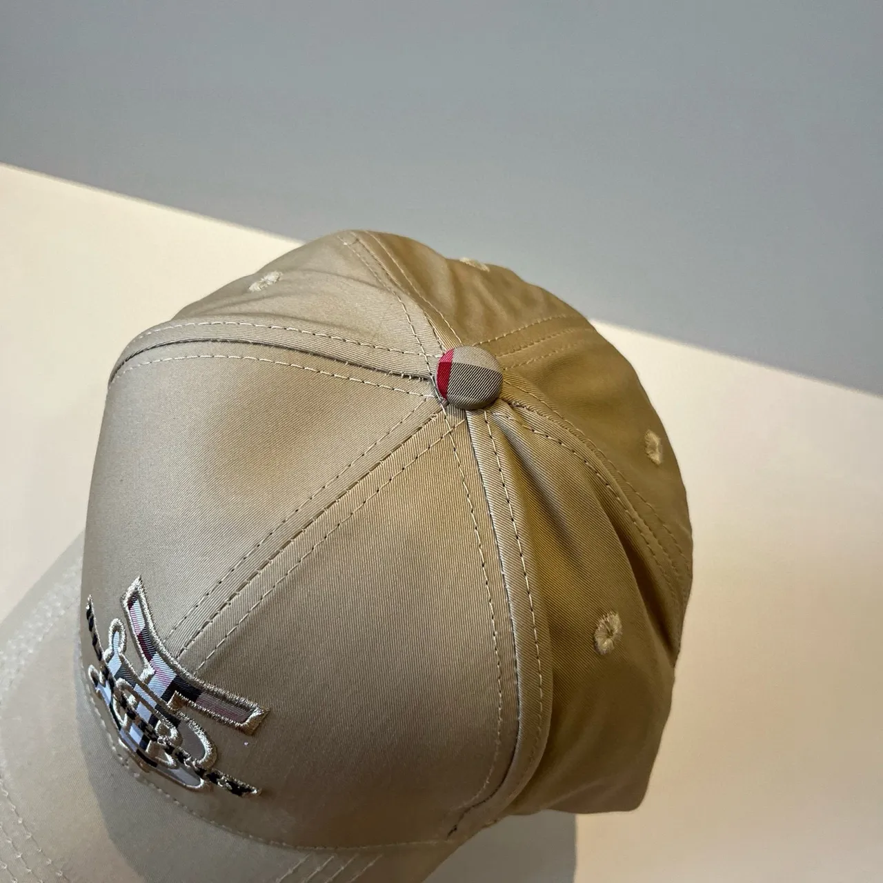 Burberry Monogram 米色刺绣棒球帽 5